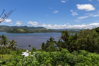 Het uitzicht vanuit Nanukuloa op de Viti Levu Baai.