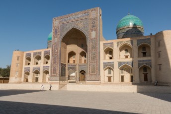 Mir-i-Arab was een Jemeniet die hier dus een Madrassa bouwde. Hij ligt hier ook begraven, samen met Ubaidullah Khan.