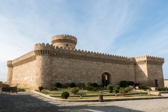 Naast het museum staat een replica van een Azeri Fort.