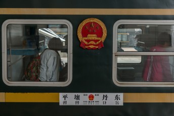We reden in een Chinees treintoestel naar Pyongyang, en hoewel we overdag reisden hadden we de beschikking over stapelbedden.
