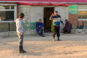 Met name in de dorpen werden we altijd geconfronteerd met dronken Mongolen, alhoewel soms een beetje vervelend zijn ze nooit agressief of gevaarlijk.
