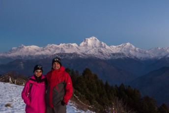 Erg koud, maar we staan toch maar mooi op de foto met de Dhaulagiri op de achtergrond.