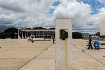Beeld van Andre Malraux, de franse minister van cultuur. Hij gaf hier in 1959 een speech waarin hij zij dat Brasilia de eerste hoofdstad was van een nieuwe beschaving.