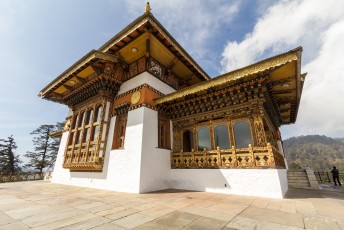 Tegenover de chortens staat deze Druk Wangyal Lhakhang Tempel.
