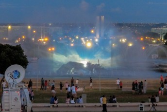 Een diashow over Brasília wordt in de fontein geprojecteerd.
