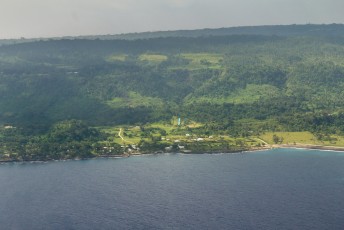 Door het vliegtuigraampje wierpen wij onze eerste blik op Vanuatu.