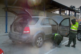 Drugsinspectie van mijn auto voor het transport per ferry naar Panamá.