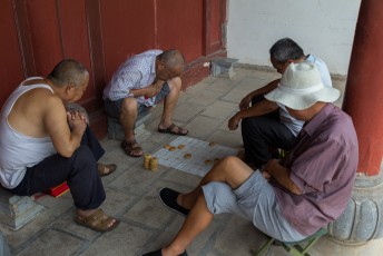 Deze mannen spelen een potje Chinees schaken.