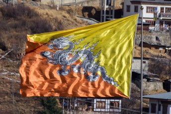 De vlag van Druk Yul, het land van de donderdraak.