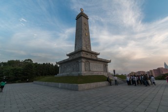 Het monument ter ere van de Chinese vrijwilligers in de Koreaanse oorlog, onze toergenoten bogen weer als knipmessen.