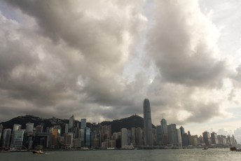 De skyline van Hong Kong island vanaf de walk of fame.