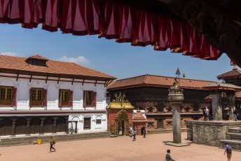Links het paleis, dan de gouwe deur en het paleis met de 55 ramen en ervoor de Bhupatindra Malla kolom.
