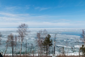 Na aankomst in Rusland reden we urenlang langs het Bailkalmeer dat ongeveer net zo groot is als België en eind April nog grotendeels bevroren.