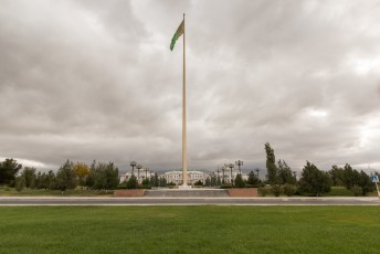 Het nationaal museum met een gigantische vlaggemast.