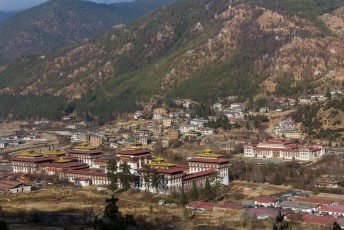 Dit is de Dzong van Thimphu, en rechts tegenover de parkeerplaats het paleis van de koning.