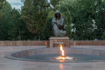 Een kleine honderd meter verderop zit niet zo'n blije moeder. Zij gedenkt de 400.000 Oezbeekse soldaten die vielen in de tweede wereldoorlog.