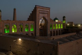 Na zonsondergang lichten alle Madrassa's, Moskeeën etc. groen op.