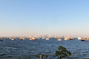 De skyline van Panama City vanaf de causeway.