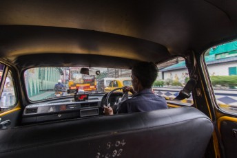 De binnenkant van een Hindustan Ambassador, het standaard model taxi in India.