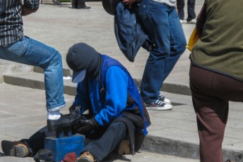 In La Paz dragen de schoenenpoetsers bivakmutsen om niet herkend te worden door bekenden of familie.
