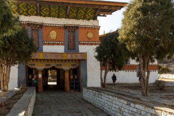 De ingang van Jambay Lhakhang één van de 108 tempels die Songtsen Gampo, een Tibetaanse koning, in 1 dag buiten Tibet moest bouwen. Hier wordt elk jaar een festival gehouden waarbij de mannen naakt dansen.