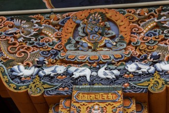 Ook in de versieringen op de gevel van de dzong komen de zwarthalskraanvogels terug.