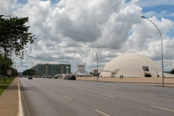 Het Complexo Cultural da República met erachter de kathedraal van Brasilia.