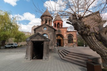 Als ze ergens geen tekort aan hebben in Armenië dan is het wel kerkjes, dit is de Zoravor S. Astvatsatsin Kerk.