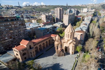 Terug in de stad vloog ik even een rondje. Hier in 1 shot de Holy Mother of God kerk, het cafesjian centre, moeder Armenia en mijn AirBnB hut.