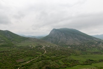Togh ligt aan de voet van die berg rechts.