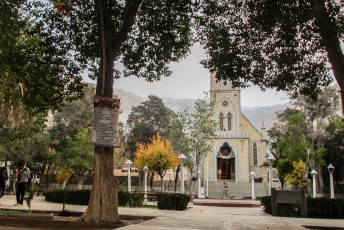het pleintje van Pisco Elqui met de onvermijdelijke kerk