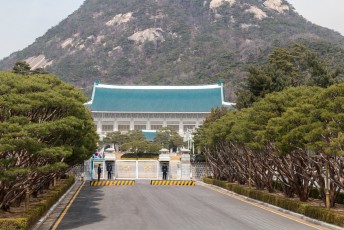 Achter het paleis staat het presidentieel paleis, Cheong Wa Da. Dat betekent: het blauwe huis.