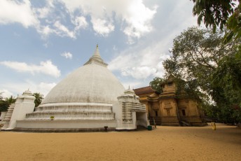 dit is de Kelaniya Raja Maha Vihara tempel die wij voor de Sri Lankezen mooi hebben gerestaureerd toen wij de baas waren