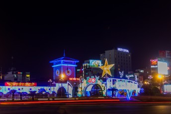 De central market by night, met op de voorgrond verlichte versiering ivm de 40ste verjaardag van de bevrijding van Zuid-Vietnam.