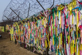 Waar de Zuid Koreanen lintjes ophangen met de wens weer herenigd te worden met het Noorden.