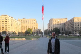 Plaza la Constitución met tegenover mij het Palacio de la Moneda