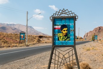 Langs de weg naar Abyaneh op zo'n 90 km van Kashan staan talloze portretten van (volgens mij) in de Iran/Irak oorlog gesneuvelde soldaten uit het dorp.
