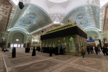 Bescheiden als de Ayatollah was ligt hij onopvallend in het midden van de verder sober uitgevoerde gebedsruimte.