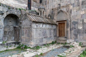 De ingang van de begrafenis kapel van Gregory van Tatev. De deur is prachtig bewerkt.