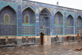 De binnenplaats is weer rijk gedecoreerd met Iraans Blauw tegelwerk.