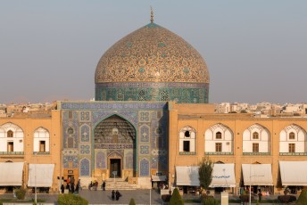 Oorspronkelijk was de moskee eigenlijk alleen bedoeld voor de vrouwen uit de harem van de Sjah.