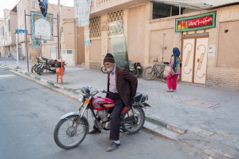 Hier zien we een glaszetter in Kashan op weg naar een klus.