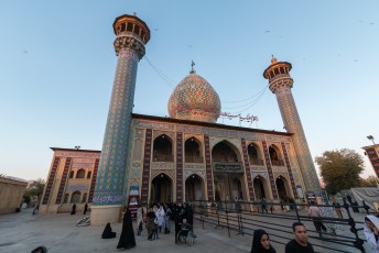 Dit is de Imamzadeh Seyed Alaeddin Hossein moskee. Het is niet te filmen hoeveel moskeeën in deze buurt vlakbij ons hotel staan.