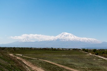 Een dag later vertrok ik richting Tatev, dan rij je langs de berg Ararat (van de brandy) die na de genocide ineens in Turkije lag.