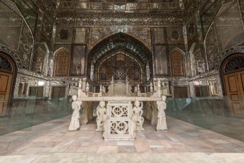 Het paleis kent uiteraard vele gebouwen, dit is de Ivan-e Takht-e Marmar. Oftwel de marmeren troon veranda.
