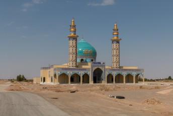 's Morgens gingen we meteen weer verder, Yazd kenden we immers al. Op naar Shiraz. Onderweg uiteraard weer overal en nergens moskeeën.