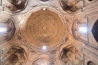 De Taj al-Molk dome, volledig gecontrueerd met baksteen en naar het schijnt mathematisch perfect en sterk genoeg om alle aardbevingen tot nu toe te overleven. Kunnen ze in Groningen nog wat van leren dus.