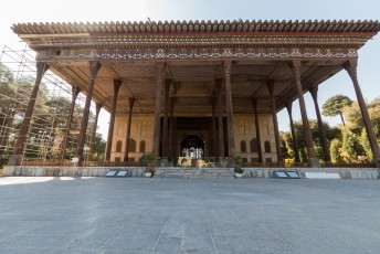 Het paleis is beroemd vanwege de 20 houten pilaren, de naam betekent 40 pilaren want zoveel zie je er als je de spiegeling in de vijver ervoor meetelt.