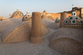 Het dak van de hamam is vanwege de vele lichtkoepeltjes één van de topattracties van Kashan.