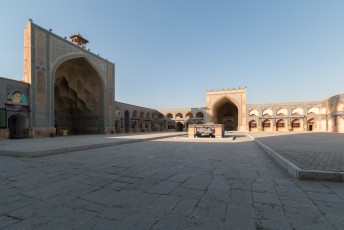 En dan, na 1,7 kilometer sjokken door de bazaar bereik je deze Masjed-e Jameh moskee.